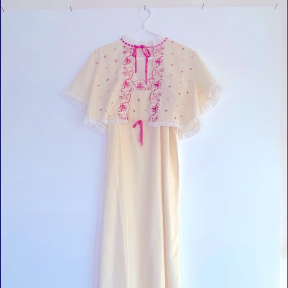 Prettiest Antique Buttercream&Pink Embroidered Cotton Nightie and Sleep Jacket - Picture 6 of 11